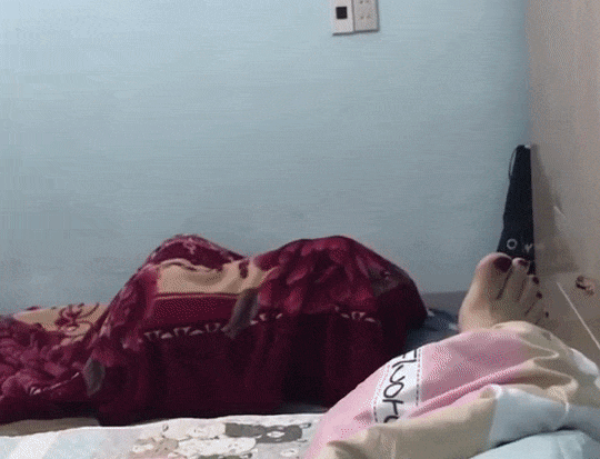 Dỗi vợ, chồng nhất quyết ôm chăn nằm dưới đất nhưng chỉ 1 câu nói của chị nhà đã khiến anh