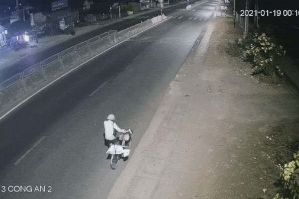 Phẫn nộ: Cụ ông dắt xe đạp bị ô tô phóng 