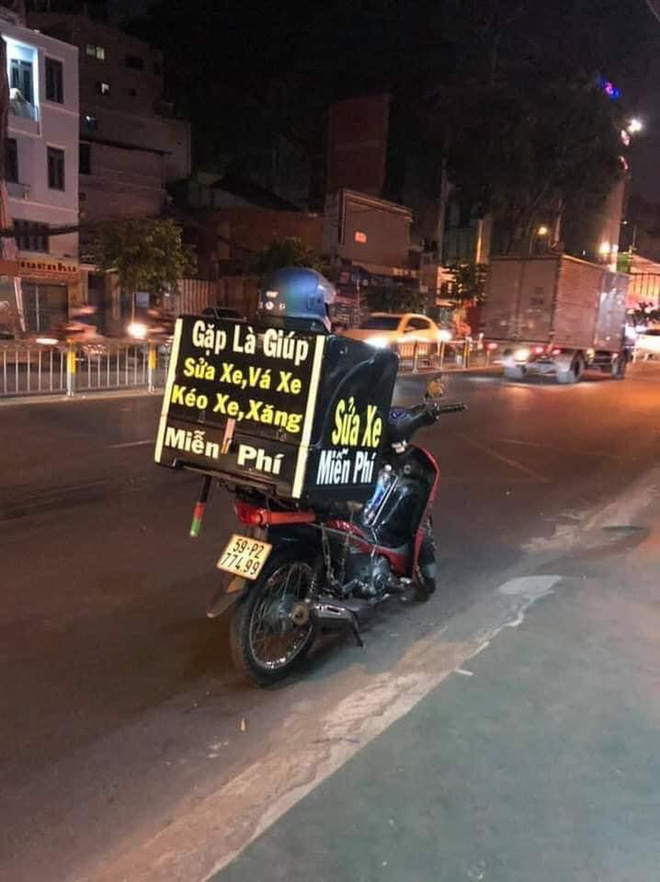 Tài xế gắn chiếc hộp lạ sau xe, dòng chữ trên đó người chứng kiến ấm lòng-1