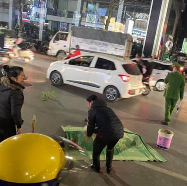 Vụ 2 người đi bộ bị đâm tử vong ở Hà Nội: Tạm giữ thanh niên lái xe máy-1