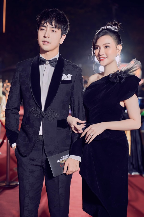 Sao nữ Việt khi hẹn hò người kém tuổi: Bạo tay hơn trong khoản ăn mặc, thậm chí còn thẩm mỹ để níu nhan sắc-15