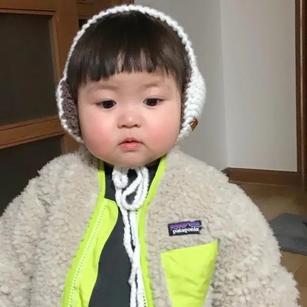 Đi chụp ảnh gia đình, bé gái phản đối bằng cách nằm lăn dưới đất, biểu cảm đúng kiểu con mệt quá mà khiến dân mạng cười bò-2