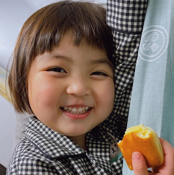 Đi chụp ảnh gia đình, bé gái phản đối bằng cách nằm lăn dưới đất, biểu cảm đúng kiểu con mệt quá mà khiến dân mạng cười bò-5