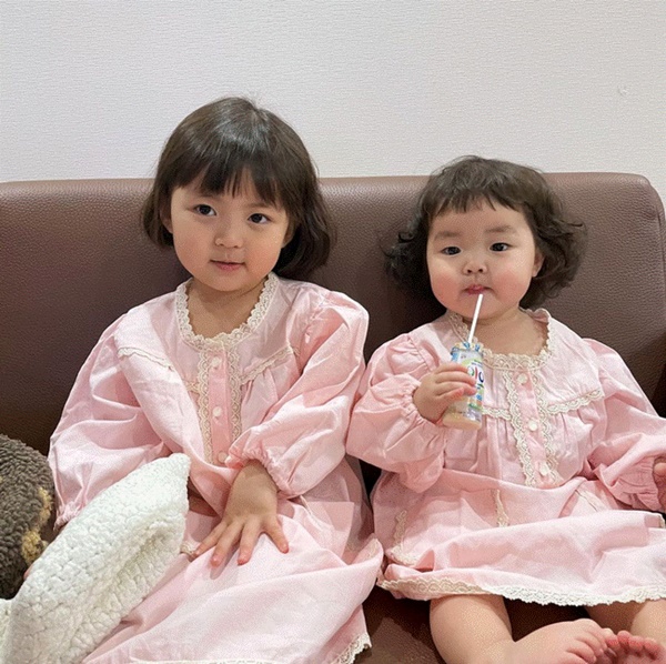 Đi chụp ảnh gia đình, bé gái phản đối bằng cách nằm lăn dưới đất, biểu cảm đúng kiểu con mệt quá mà khiến dân mạng cười bò-12