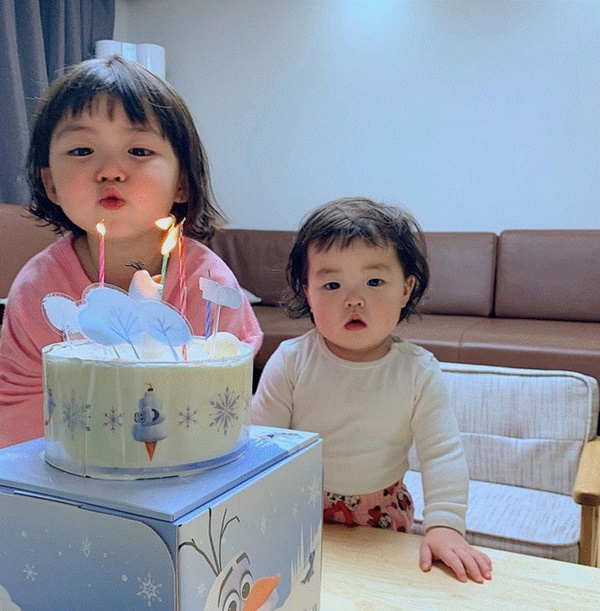 Đi chụp ảnh gia đình, bé gái phản đối bằng cách nằm lăn dưới đất, biểu cảm đúng kiểu con mệt quá mà khiến dân mạng cười bò-13