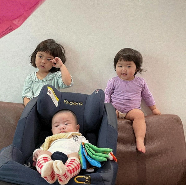 Đi chụp ảnh gia đình, bé gái phản đối bằng cách nằm lăn dưới đất, biểu cảm đúng kiểu con mệt quá mà khiến dân mạng cười bò-14