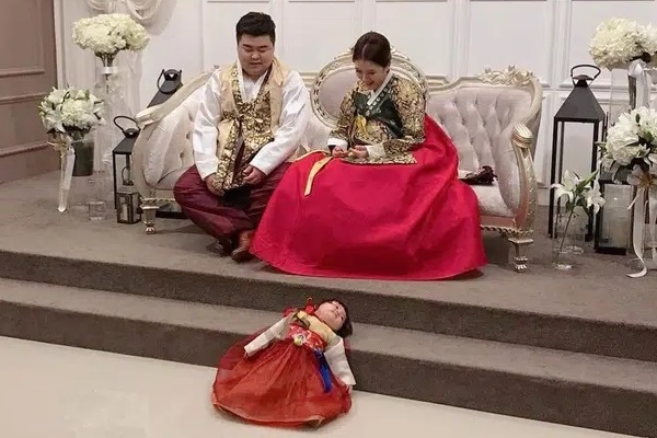 Bộ ảnh Tết của bé trai 1 tuổi gây sốt MXH vì đáng yêu phát hờn: Nhìn thôi đã thấy năm mới vui vẻ, khỏe mạnh, sung túc đủ đầy rồi!-10