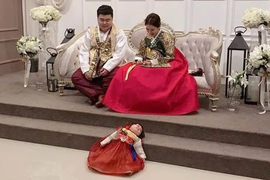 Đi chụp ảnh gia đình, bé gái phản đối bằng cách nằm lăn dưới đất, biểu cảm đúng kiểu