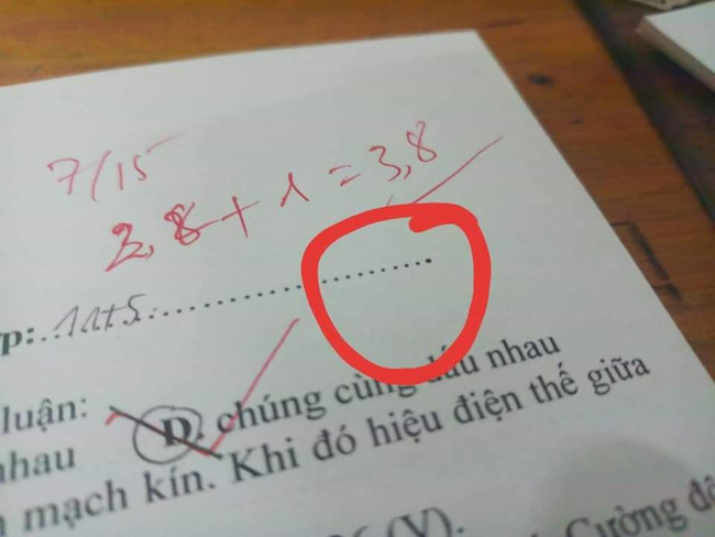 Đọc đề xong học sinh hí hửng tưởng chép được bài nhau, ai ngờ xỉu lên xỉu xuống vì mã đề quá cao tay của thầy giáo-1