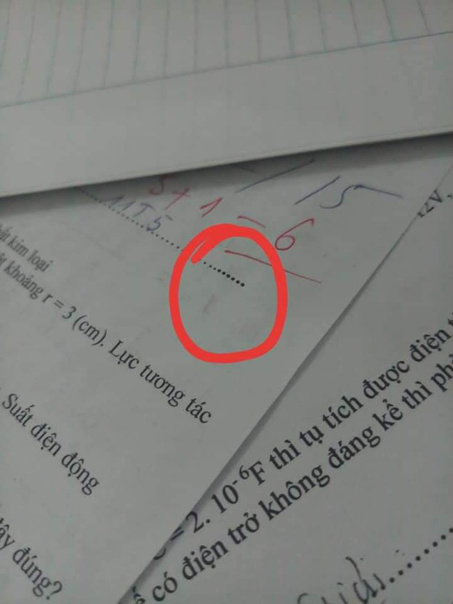 Đọc đề xong học sinh hí hửng tưởng chép được bài nhau, ai ngờ xỉu lên xỉu xuống vì mã đề quá cao tay của thầy giáo-6