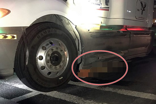 Vụ container kéo lê nạn nhân 60 km: Cả tài xế và vợ ngồi trên xe đều khẳng định... không biết gì