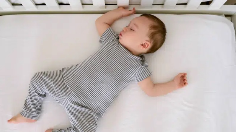 Bố mẹ kinh hoàng khi thấy con giãy giụa suýt chết ngạt trong cũi bởi một vật dụng vô cùng quen thuộc nhà nào cũng sắm cho con-2