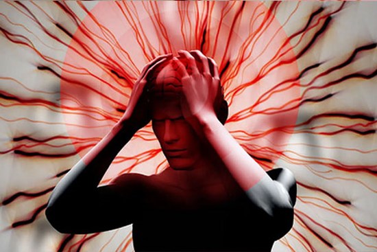 Bố đột quỵ, con dùng dao cứa tai chích máu gây nguy hiểm: BS cảnh báo 3 sai lầm chết người khi xử trí đột quỵ mọi người cần tránh