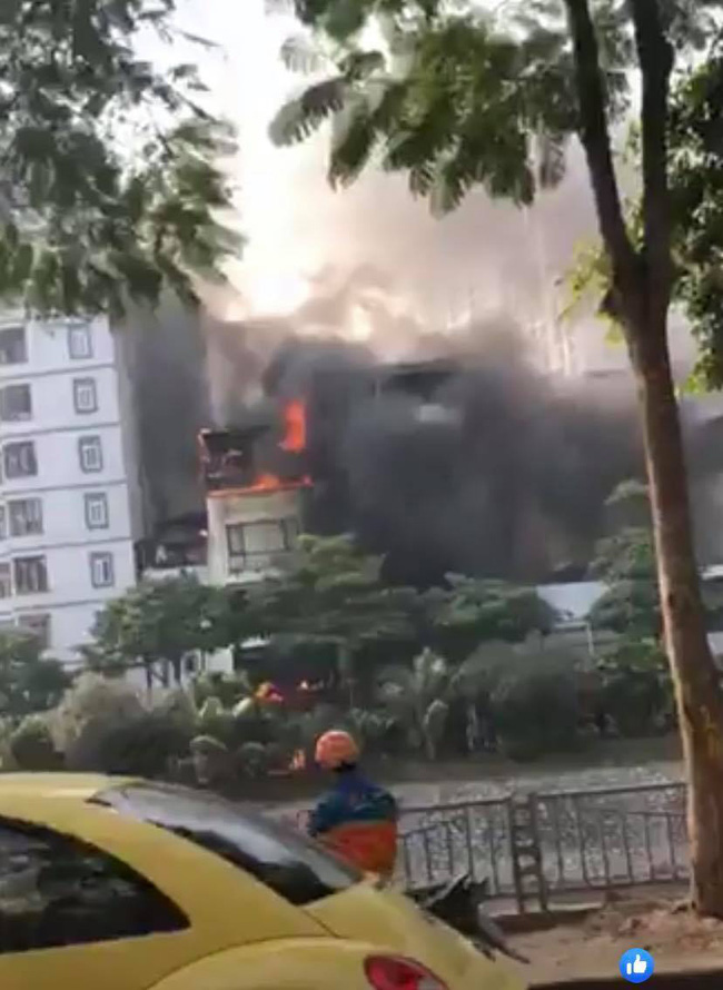 Hà Nội: Cháy dữ dội tại quán lẩu trên phố Thượng Đình, người dân hoảng loạn bỏ chạy, nhiều tài sản bị thiêu rụi-2