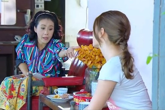 Sáng cuối tuần mẹ chồng ân cần bưng lên bát bánh đa cua, con dâu xanh mặt quỳ xin tha