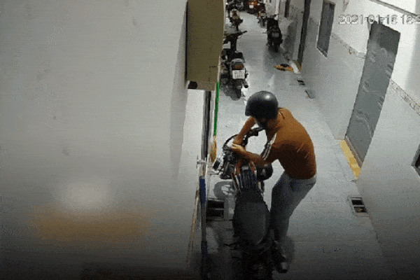 Trộm lẻn vào khu trọ ở Bình Dương lấy cắp xe máy