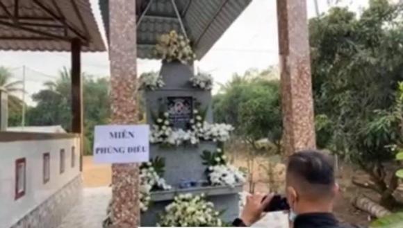 Tro cốt của cố ca sĩ Vân Quang Long về đến Đồng Tháp, gia đình tổ chức lễ an táng ấm cúng-3