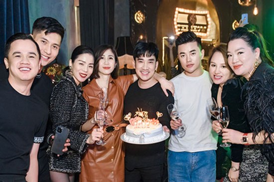 Lệ Quyên và tình trẻ Lâm Bảo Châu công khai kề cận tại sinh nhật Quang Hà, nhìn biểu cảm đủ biết hạnh phúc thế nào!