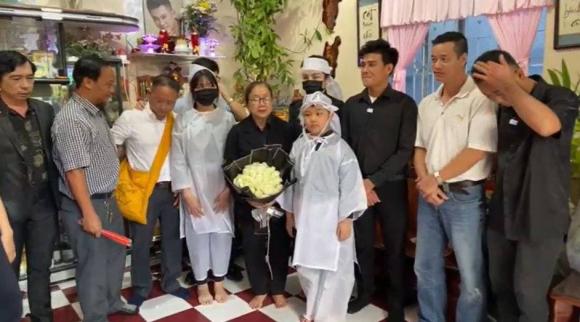 Lễ an táng ca sĩ Vân Quang Long tại Đồng Tháp: Linh Lan bật khóc cùng con gái xuất hiện ở lễ tang-6