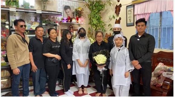 Lễ an táng ca sĩ Vân Quang Long tại Đồng Tháp: Linh Lan bật khóc cùng con gái xuất hiện ở lễ tang-7