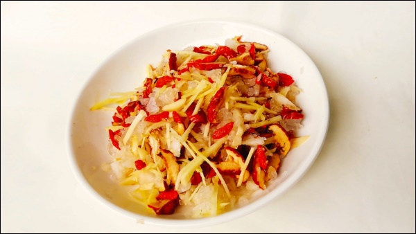 Mùa lạnh, mẹ đảm làm món lê chưng theo cách này cực ngon lành mát lịm,&nbsp;đảm bảo trị ho, sạch phổi&nbsp;hiệu quả-3