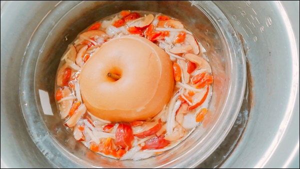 Mùa lạnh, mẹ đảm làm món lê chưng theo cách này cực ngon lành mát lịm,&nbsp;đảm bảo trị ho, sạch phổi&nbsp;hiệu quả-6