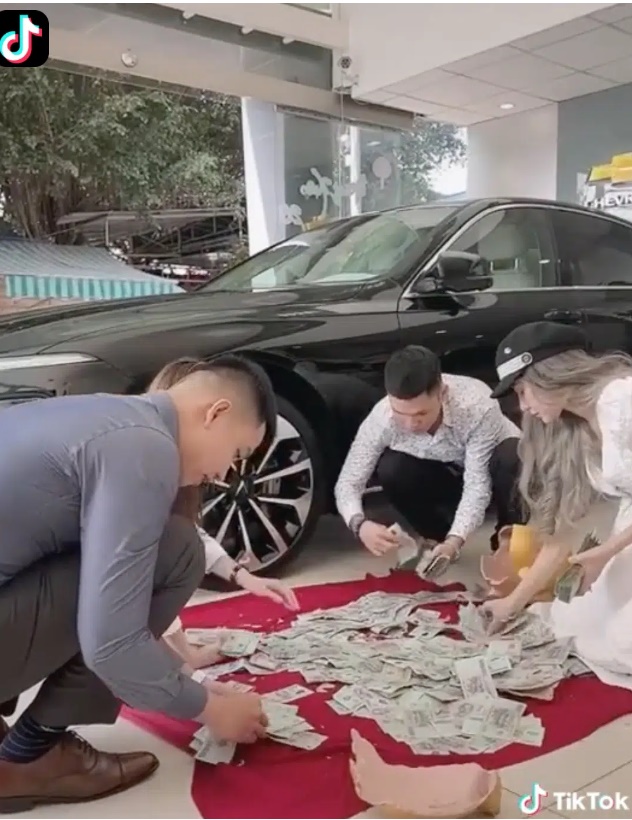 Sinh con trai được chồng thưởng siêu xe, cô vợ trẻ đăng lên mạng khoe tưởng được ganh tị ai ngờ bị dân mạng ném đá” ngược vì một lý do-2