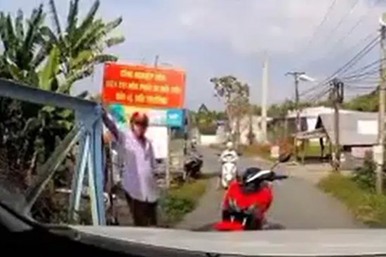 Clip: Đi gần hết cầu vẫn bị xe máy 