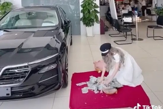 Sinh con trai được chồng thưởng siêu xe, cô vợ trẻ đăng lên mạng khoe tưởng được ganh tị ai ngờ bị dân mạng “ném đá” ngược vì một lý do