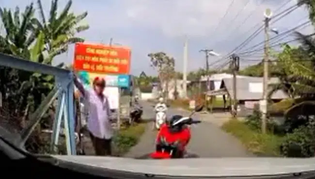 Clip: Đi gần hết cầu vẫn bị xe máy dỗi, bắt lùi nhường đường, tài xế ô tô ngả nón trước người đàn-1