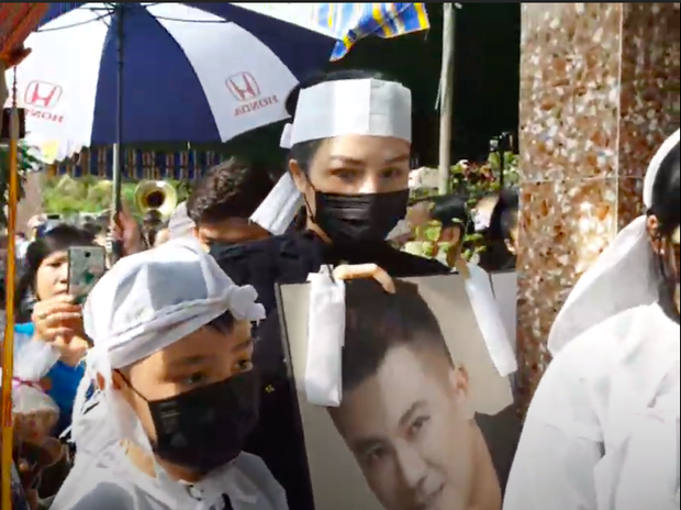 Lễ an táng ca sĩ Vân Quang Long tại Đồng Tháp: Linh Lan bật khóc cùng con gái xuất hiện ở lễ tang-5