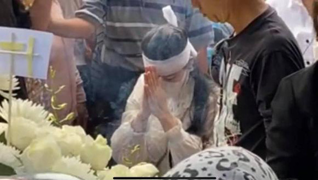 Lễ an táng ca sĩ Vân Quang Long tại Đồng Tháp: Linh Lan bật khóc cùng con gái xuất hiện ở lễ tang-2