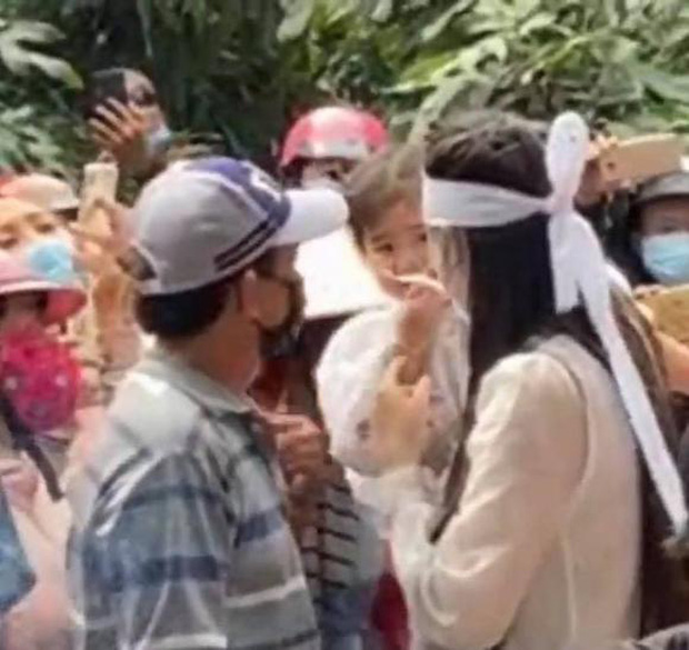 Lễ an táng ca sĩ Vân Quang Long tại Đồng Tháp: Linh Lan bật khóc cùng con gái xuất hiện ở lễ tang-3