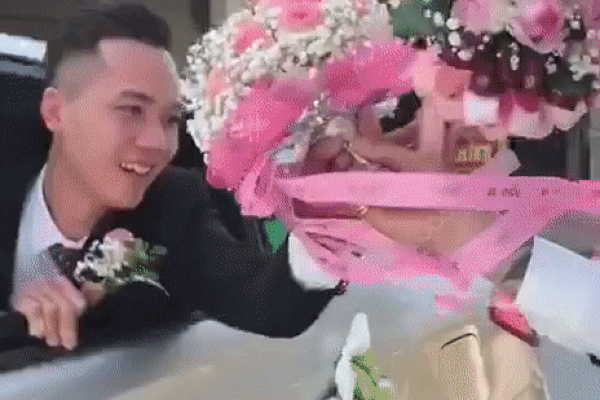 Đám cưới gây chú ý với màn 2 xe rước dâu đổi hoa cho nhau, nhưng nhan sắc cực phẩm của chú rể mới hút like rần rần-1