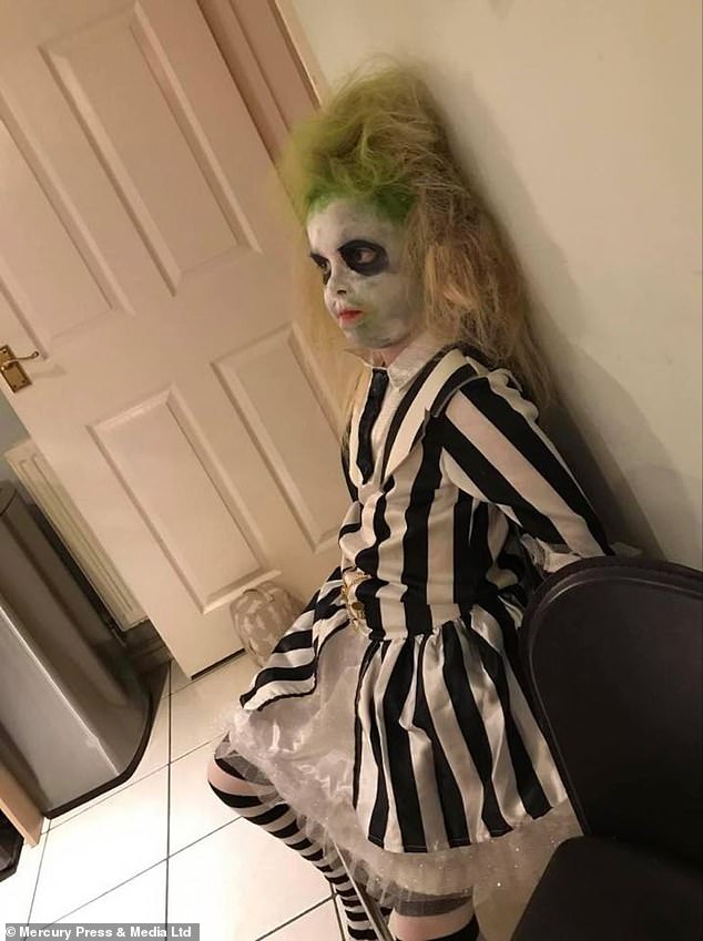 Bé gái sở hữu mái tóc kì lạ khiến mẹ khổ sở vì không thể chải theo ý muốn, diện mạo khi lớn lên ai cũng bất ngờ-11