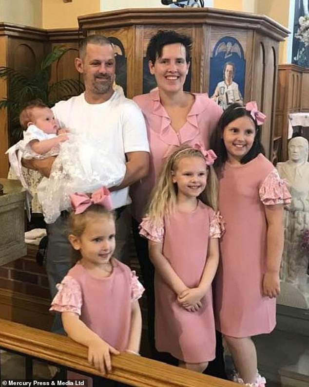 Bé gái sở hữu mái tóc kì lạ khiến mẹ khổ sở vì không thể chải theo ý muốn, diện mạo khi lớn lên ai cũng bất ngờ-12