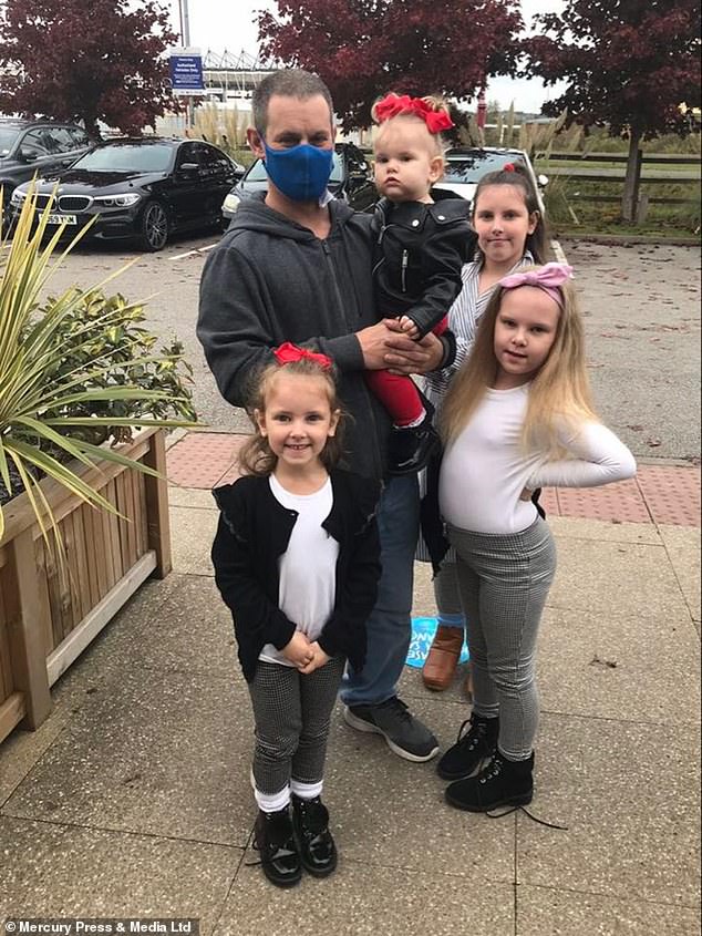 Bé gái sở hữu mái tóc kì lạ khiến mẹ khổ sở vì không thể chải theo ý muốn, diện mạo khi lớn lên ai cũng bất ngờ-13