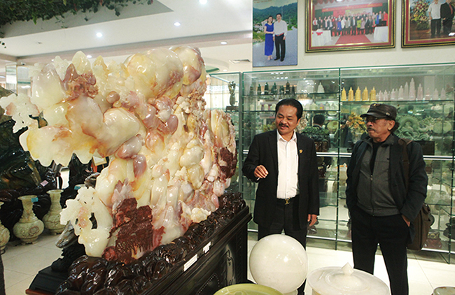 Bức tranh Sơn thủy hữu tình bằng ngọc tuyệt đẹp, giá gần 2 tỷ của đại gia Thái Nguyên-2