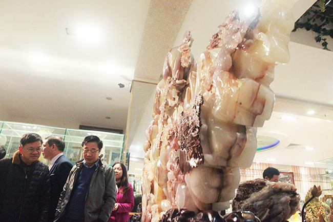 Bức tranh Sơn thủy hữu tình bằng ngọc tuyệt đẹp, giá gần 2 tỷ của đại gia Thái Nguyên-3