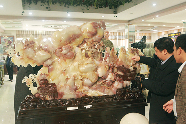 Bức tranh Sơn thủy hữu tình bằng ngọc tuyệt đẹp, giá gần 2 tỷ của đại gia Thái Nguyên-4