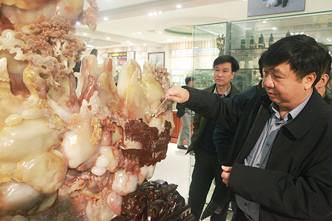 Bức tranh Sơn thủy hữu tình bằng ngọc tuyệt đẹp, giá gần 2 tỷ của đại gia Thái Nguyên-6