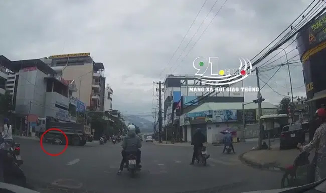 Clip: Vượt đèn đỏ khi chỉ còn 3 giây là tới đèn xanh, người đàn ông đi xe máy bị xe ben cuốn vào gầm và cái kết đầy kinh ngạc-1