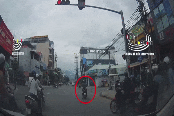 Mặc cho ô tô bóp còi inh ỏi phía sau, người phụ nữ vẫn ngang nhiên chặn đầu, còn có hành động phản cảm khiến tất cả đỏ mặt-1