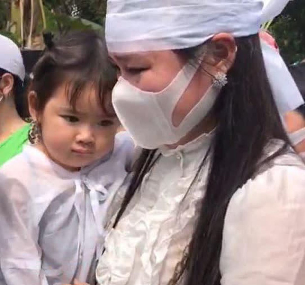 Linh Lan vừa bật khóc nức nở vừa níu tay nói xin lỗi, mẹ Vân Quang Long và vợ cũ phản ứng ra sao?-3