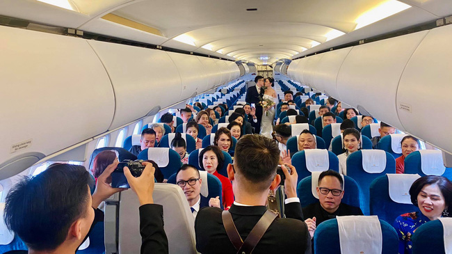 Màn rước dâu cực sang chảnh bằng máy bay của cặp đôi chú rể Hà Nội cô dâu Đà Nẵng, sốc hơn nữa là sự xuất hiện của dàn siêu xe trị giá hàng chục tỷ đồng!-4