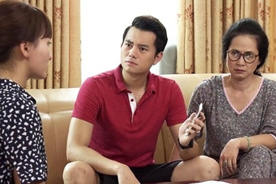 Đón mẹ chồng lên chăm cháu hộ, tôi phẫn nộ phát hiện vợ lén lút lắp camera theo dõi