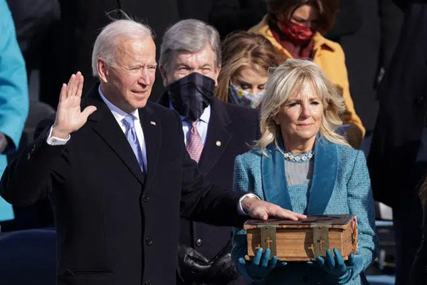 Trong khoảnh khắc cuối trước lúc rời khỏi Nhà Trắng, cựu Đệ Nhất Phu Nhân Melania Trump gây bất ngờ vì có hành động đặc biệt khác lạ với chồng-9