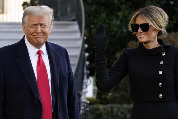 Trong khoảnh khắc cuối trước lúc rời khỏi Nhà Trắng, cựu Đệ Nhất Phu Nhân Melania Trump gây bất ngờ vì có hành động đặc biệt khác lạ với chồng-2