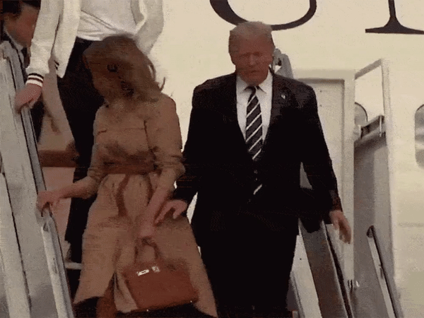 Trong khoảnh khắc cuối trước lúc rời khỏi Nhà Trắng, cựu Đệ Nhất Phu Nhân Melania Trump gây bất ngờ vì có hành động đặc biệt khác lạ với chồng-7