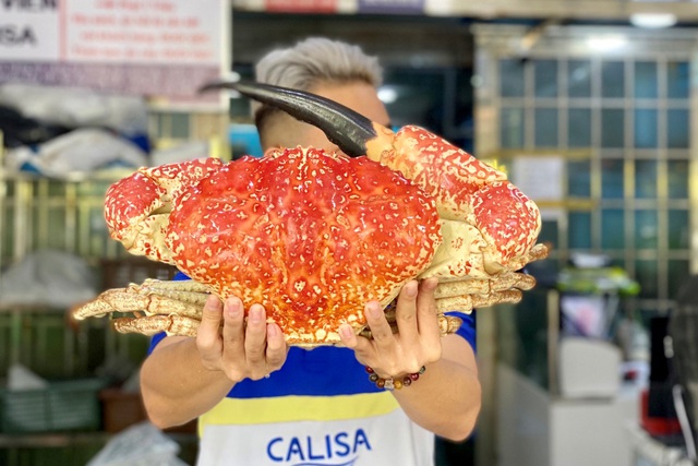 Cua biển khổng lồ giá chục triệu đồng/con, đại gia không tiếc mua về ăn-1